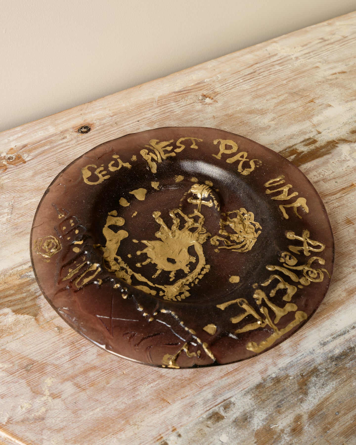 Salvador Dalí for Daum, Ceci n’est pas une assiette pâte-de-verre plate (1970), brown textured glass with gilt highlights, edition 259/2000
