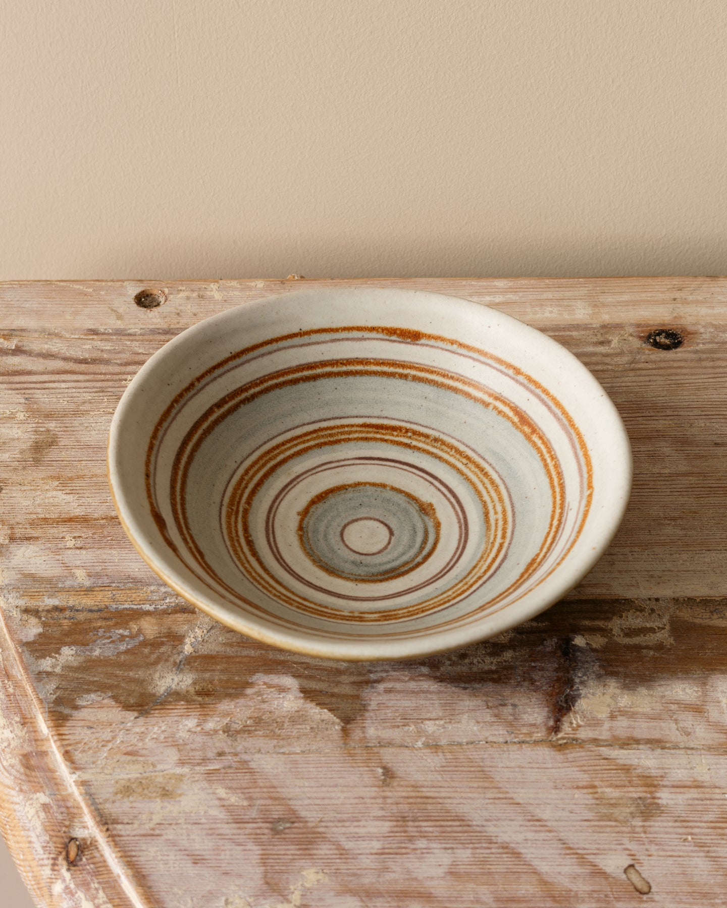 Small midcentury Glidden bowl by Fong Chow in Gulfstream glaze, concentric aqua and earth-tone rings on speckled cream; 6.75″ Ø × 1.88″ H.